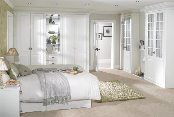  В оформлении интерьера белой спальни очень важны аксессуары и предметы декора