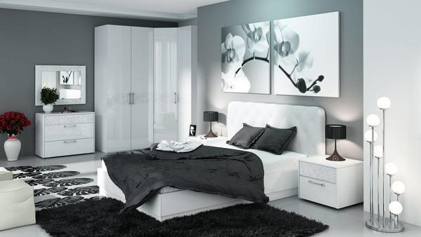 Очень нежным и обволакивающим становится интерьер спальни с белой глянцевой мебелью