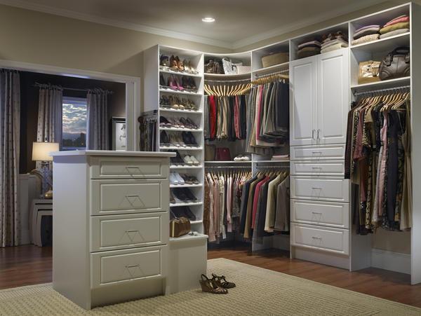 Угловая гардеробная является не только практичным предметом мебели, но и элементом декора, улучшающим внешний вид комнаты 