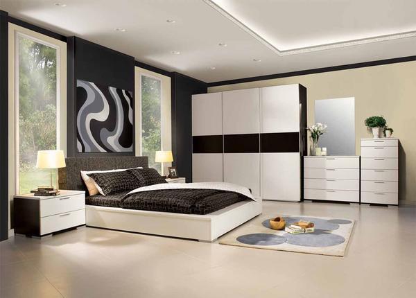 Сочетание черного и белого цвета в спальне очень универсально, что дает большие возможности в оформлении интерьера