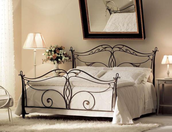 Кованая кровать с большим мягким матрасом прекрасно смотрится в классическом интерьере, в котором присутствует минимальное количество техники 