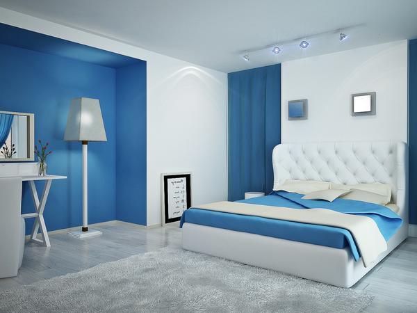 Одним из лучших сочетаний в интерьере спальни является белый и голубой цвет. Голубой цвет дарит воздушную, легкую атмосферу, а белый - чистоту