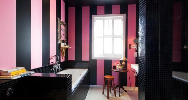 Сочетание розового цвета и черного придадут комнате особой эксклюзивности