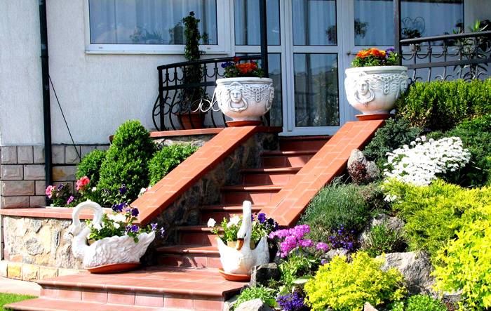 Бетонные ёмкости с цветами могут украсить лестницу на входе в дом