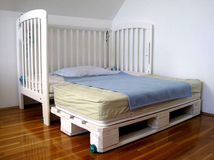Детская кровать с выезжающей платформой из паллетов