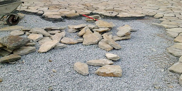 Для обеспечения прочности укладки можно положить поверх щебня монтажную сетку