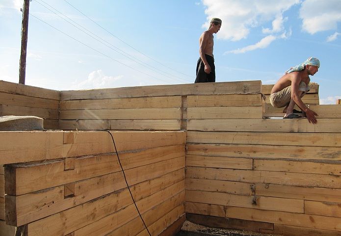 бригада строит дом из бруса
