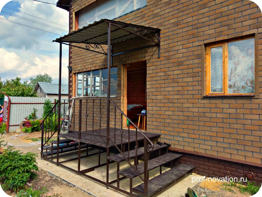 Крыльцо для частного дома из металла. Навес для крыльца из металла. Металлическое крыльцо с навесом. Крыльцо из металла.