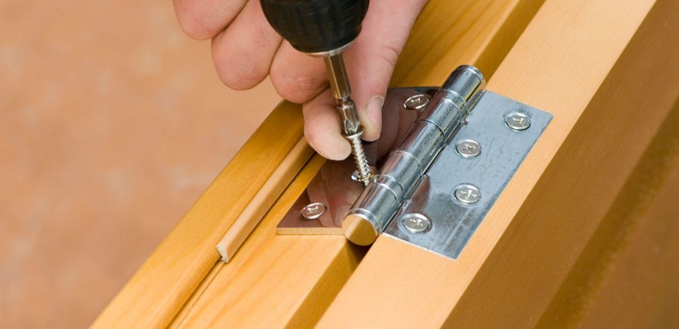 Как быстро и легко поменять дверные петли: пошаговая инструкция