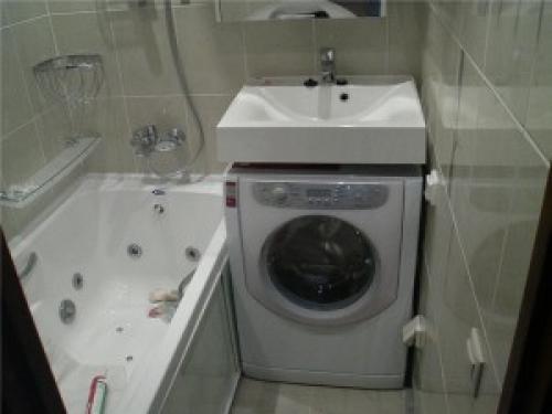 Где лучше установить стиральную машину на кухне или в ванной. Стиральная машина на кухне. Стиральная машина в ванной комнате 01