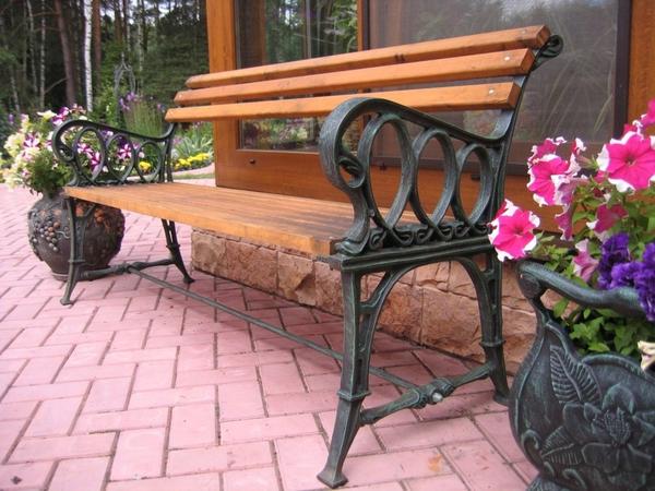 Садовая скамейка с чугунными опорами. Фото с сайта DekorMyHome