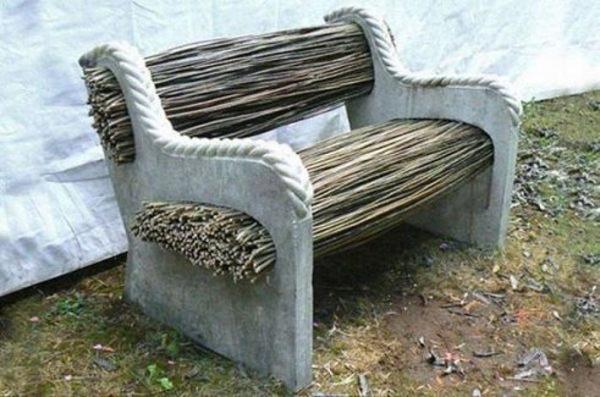 Садовая скамейка с бетонными опорами. Фото с сайта novamett.ru