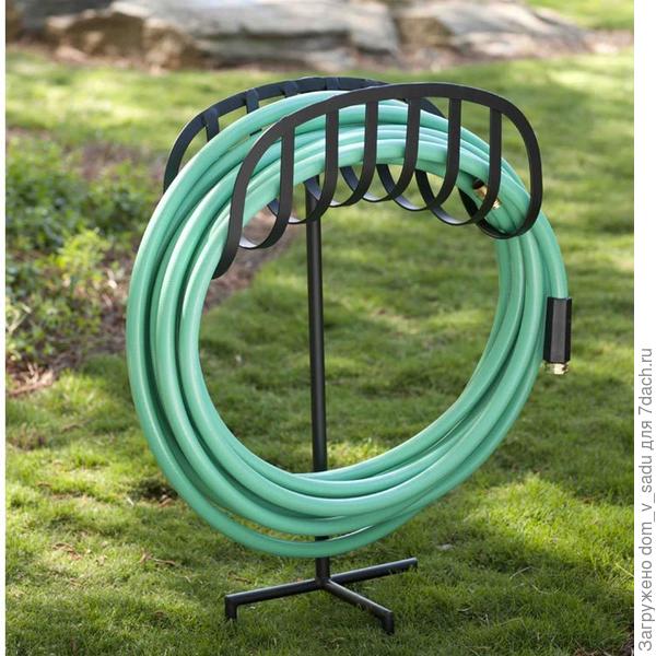 Стойка для шланга. Фото с сайта enjoyablegardening.com