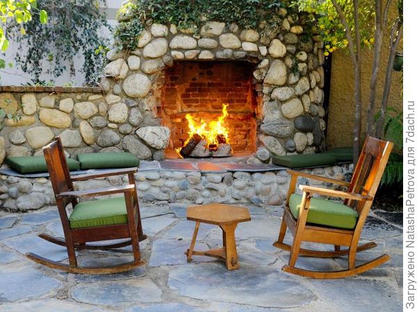Уличный камин в рустикальном стиле. Фото с сайта http://photos.hgtv.com/
