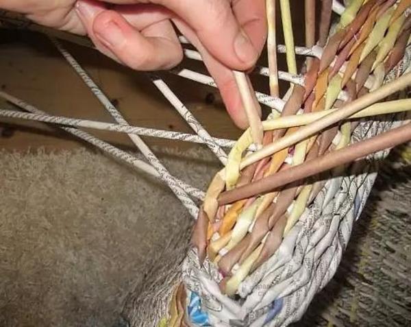 Плетение кресла из газетных трубочек. Фото с сайта http://womanadvice.ru/