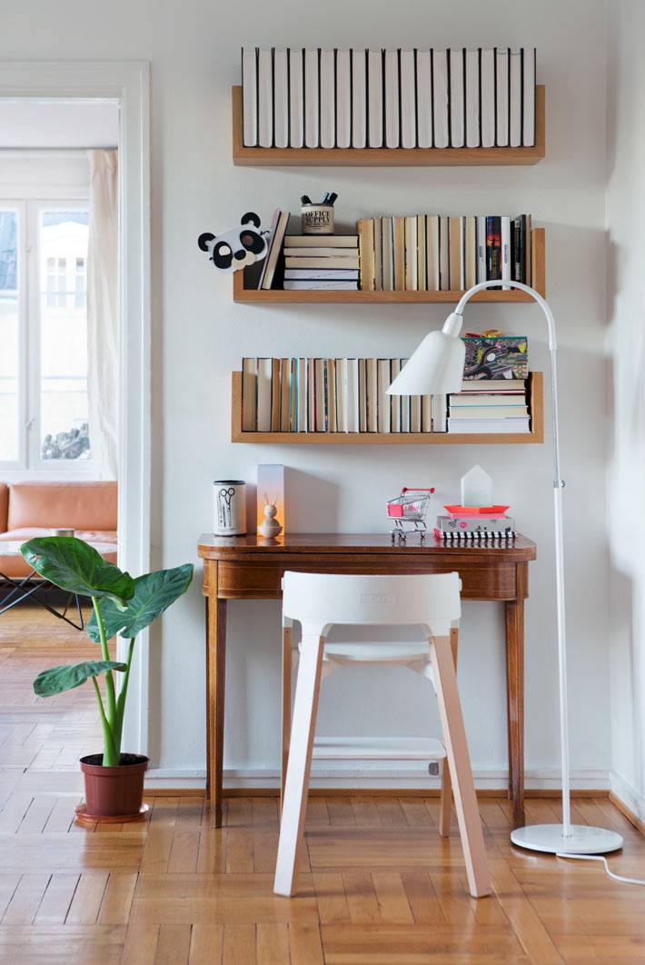 маленький домашний офис - деревянная консоль и навесные полки фото