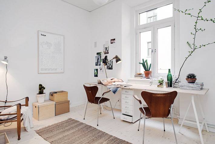 Белый дизайн интерьера домашнего рабочего кабинета