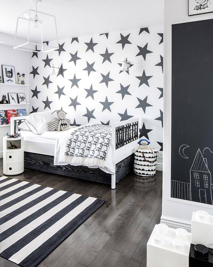стильная черно-белая комната с декором из звездочек