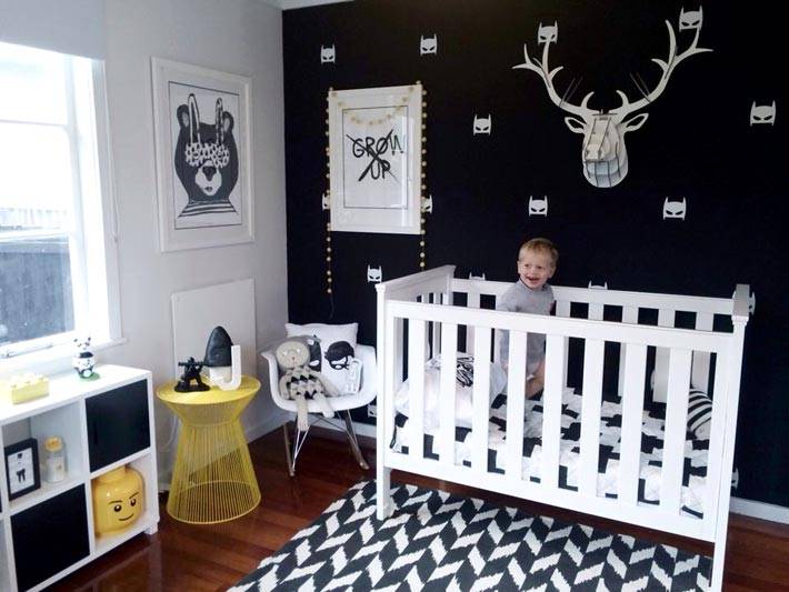 интерьер детской комнаты с черной акцентной стеной фото