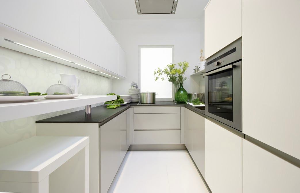 Узкая кухня в белом цвете