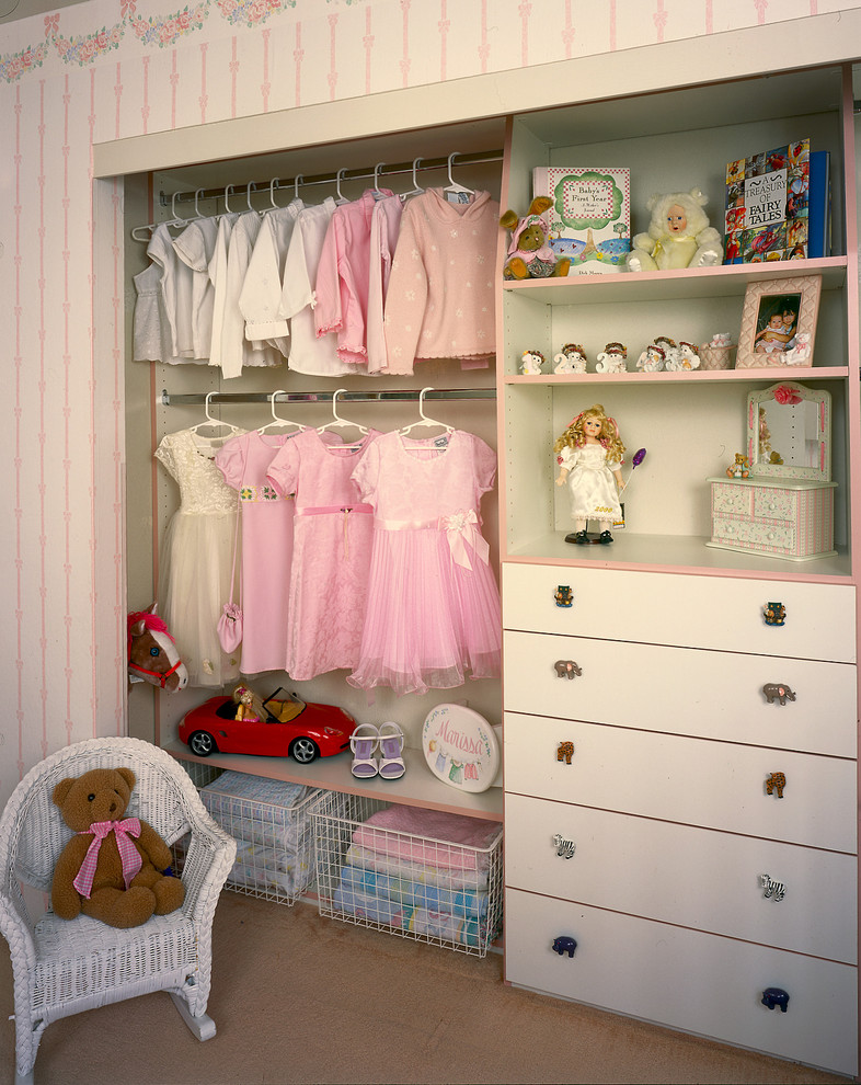 Встроенный шкаф без дверей в детской