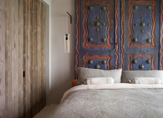Дизайн изголовья кровати со старыми дверями