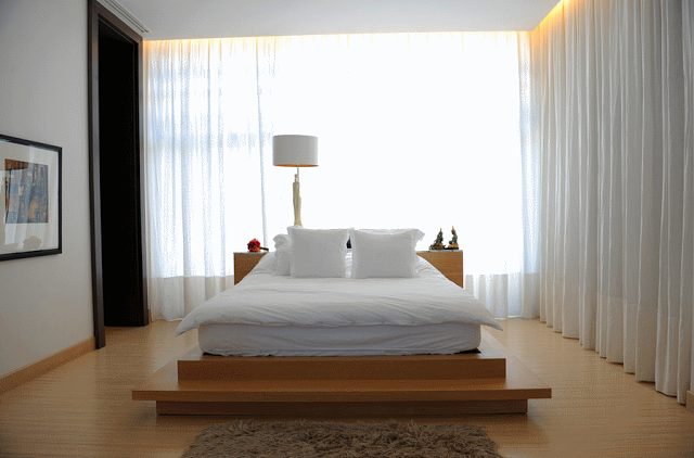 Современный дизайн спальни с кроватью-платформой. Фото 1