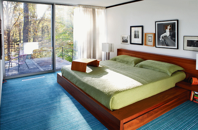 Современный дизайн спальни с кроватью-платформой. Фото 14