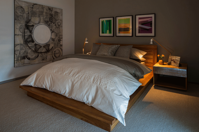 Современный дизайн спальни с кроватью-платформой. Фото 33