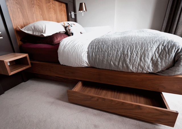 Современный дизайн спальни с кроватью-платформой. Фото 44