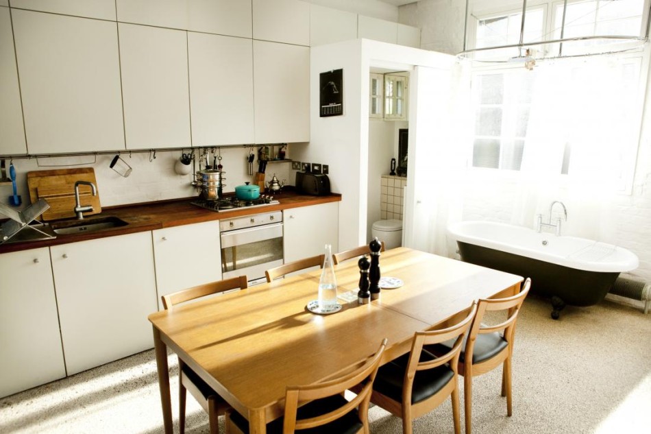 Светлая кухонная мебель с деревянной столешницей