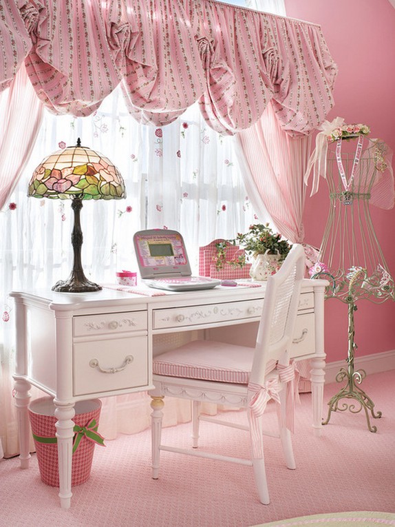 розовые австрийские шторы в детской с розовыми стенами