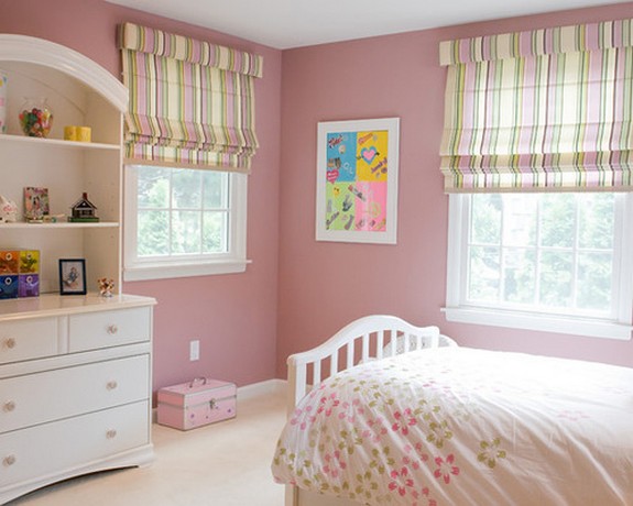 полосатая римская штора в спальне с розовым цветом стен