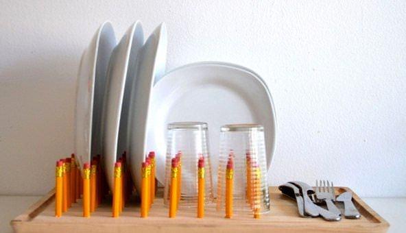 Настольная сушилка для посуды может быть изготовлена из простых карандашей и ненужной разделочной доски