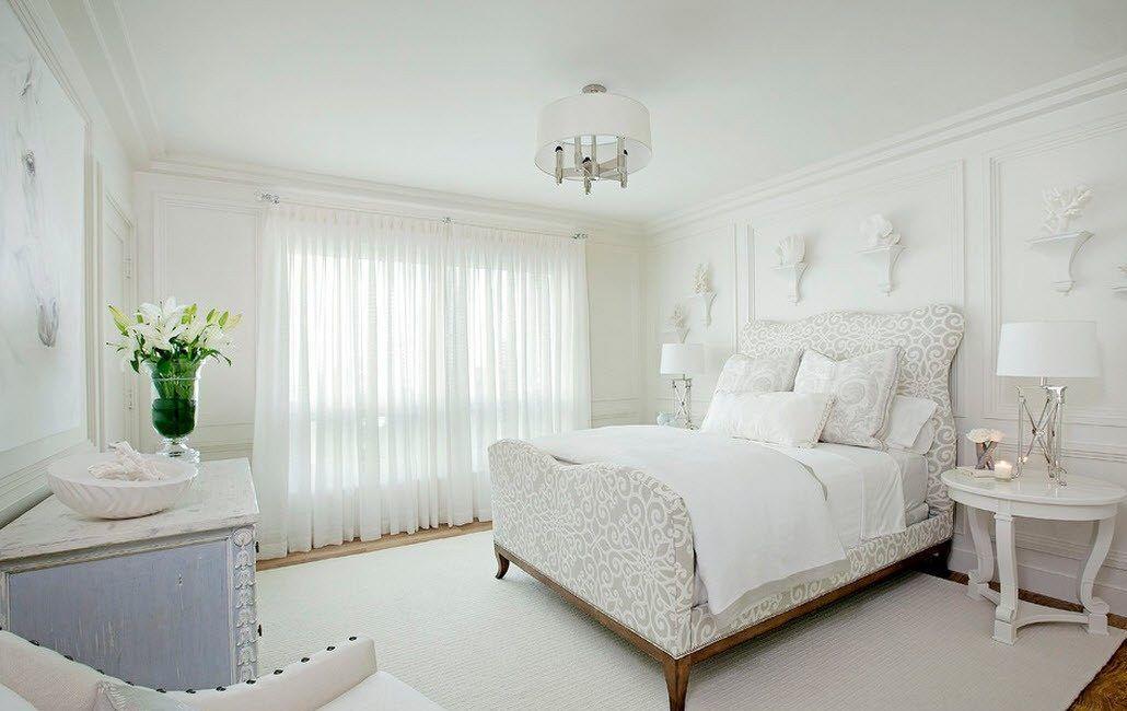 Красивая кровать светлого цвета не только украсит спальню, но и станет ее главным акцентом