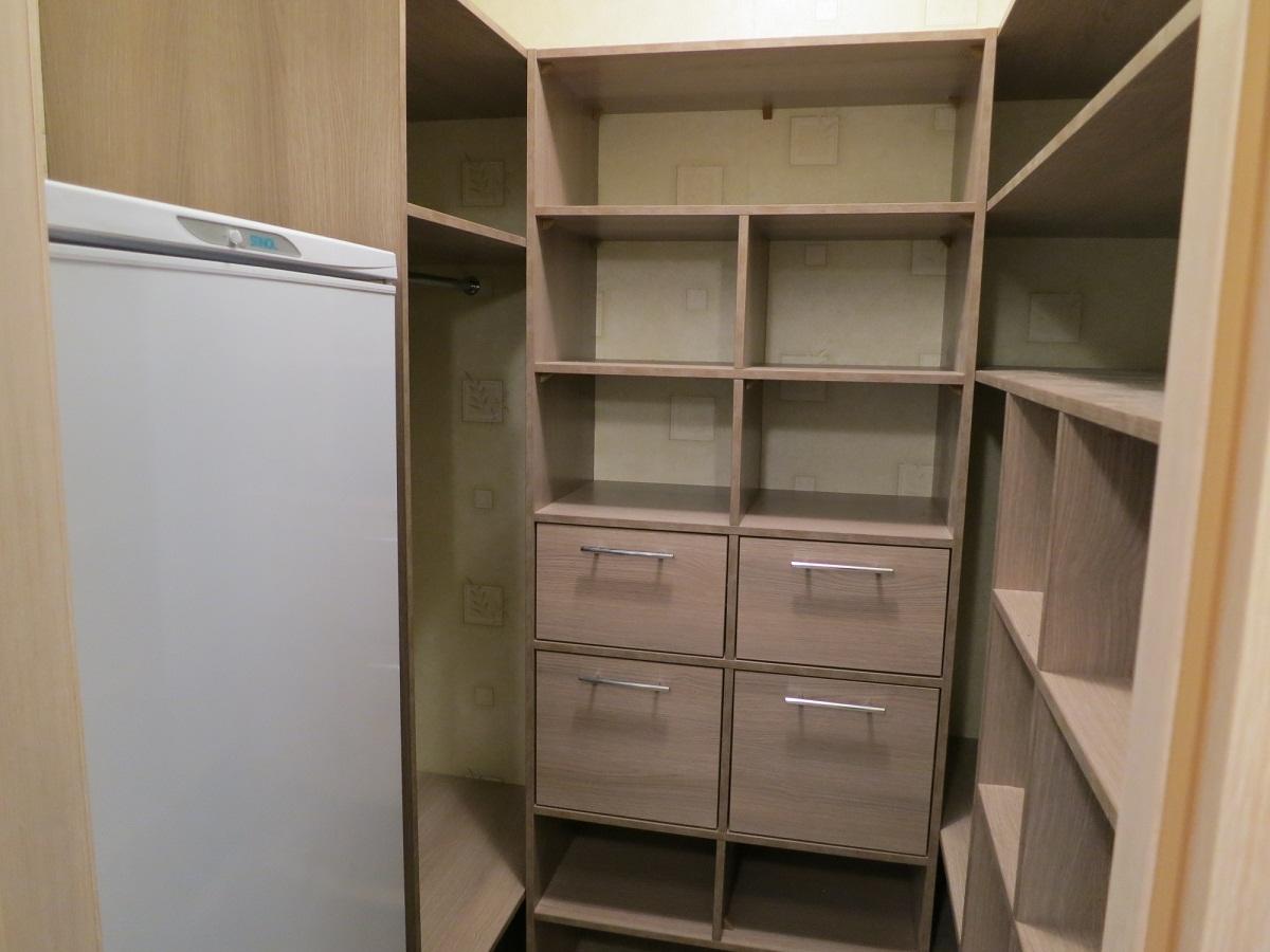 В гардеробной из кладовки стоит размещать шкафчики с максимально возможной глубиной, чтобы сделать ее более практичной и функциональной 
