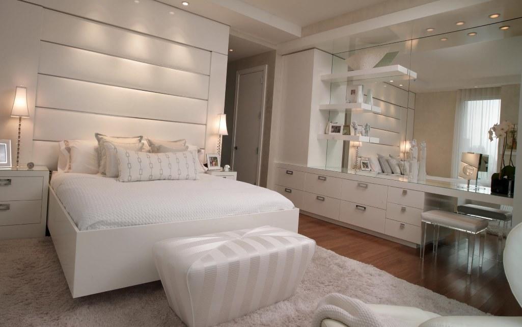 Белая кровать в спальне должна соответствовать дизайну комнаты и гармонично его дополнять