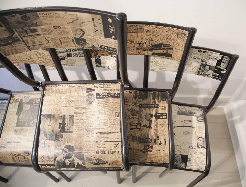 Декорирование мебели старыми газетами – самый экономичный и вместе с тем неординарный вид декупажа