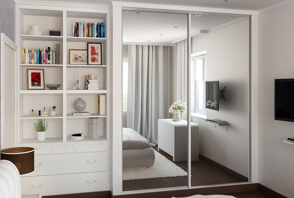 Встроенный шкаф-купе в небольшой комнате сэкономит место и для другой мебели