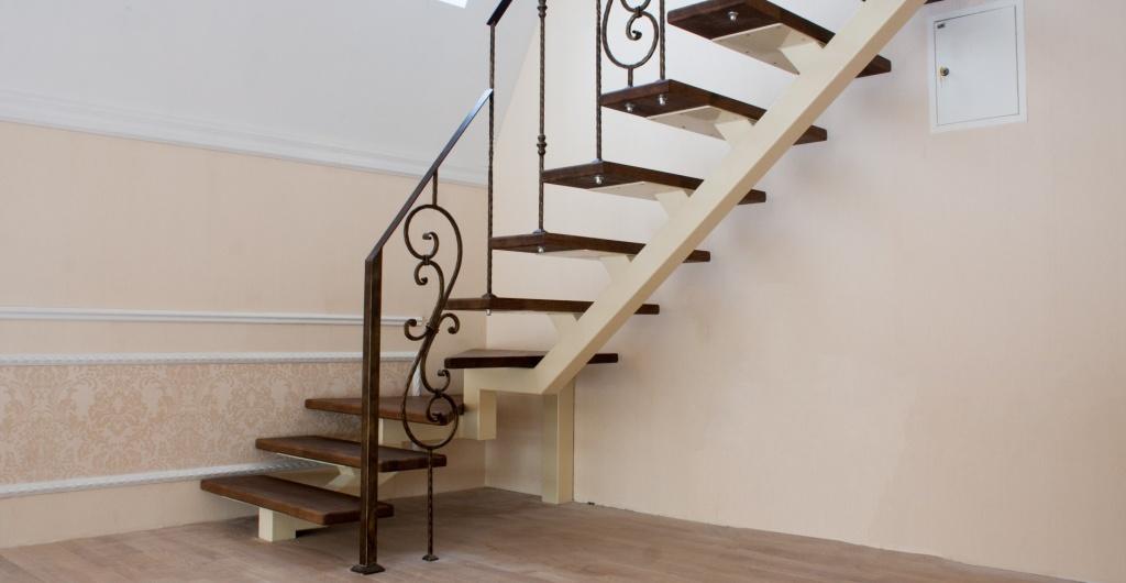 Для металлической лестницы ступени можно изготовить из прочного стекла, металла, бетона или керамогранита