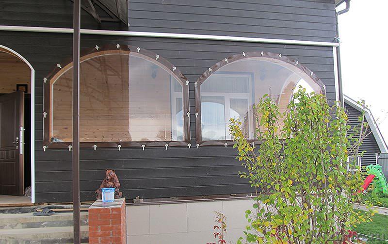 Рулонные шторы обходятся несколько дороже обычных акриловых занавесей или штор из ПВХ, однако, они имеют свои плюсы