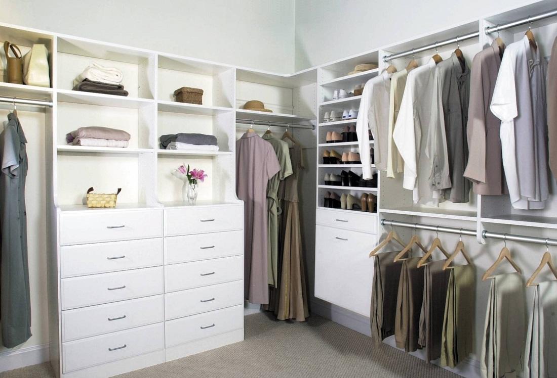Если гардеробная комната небольшая, то оформлять ее следует в светлых тонах 