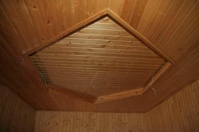 Материал для отделки потолка дачного домика должен быть влагостойким, долговечным и недорогим