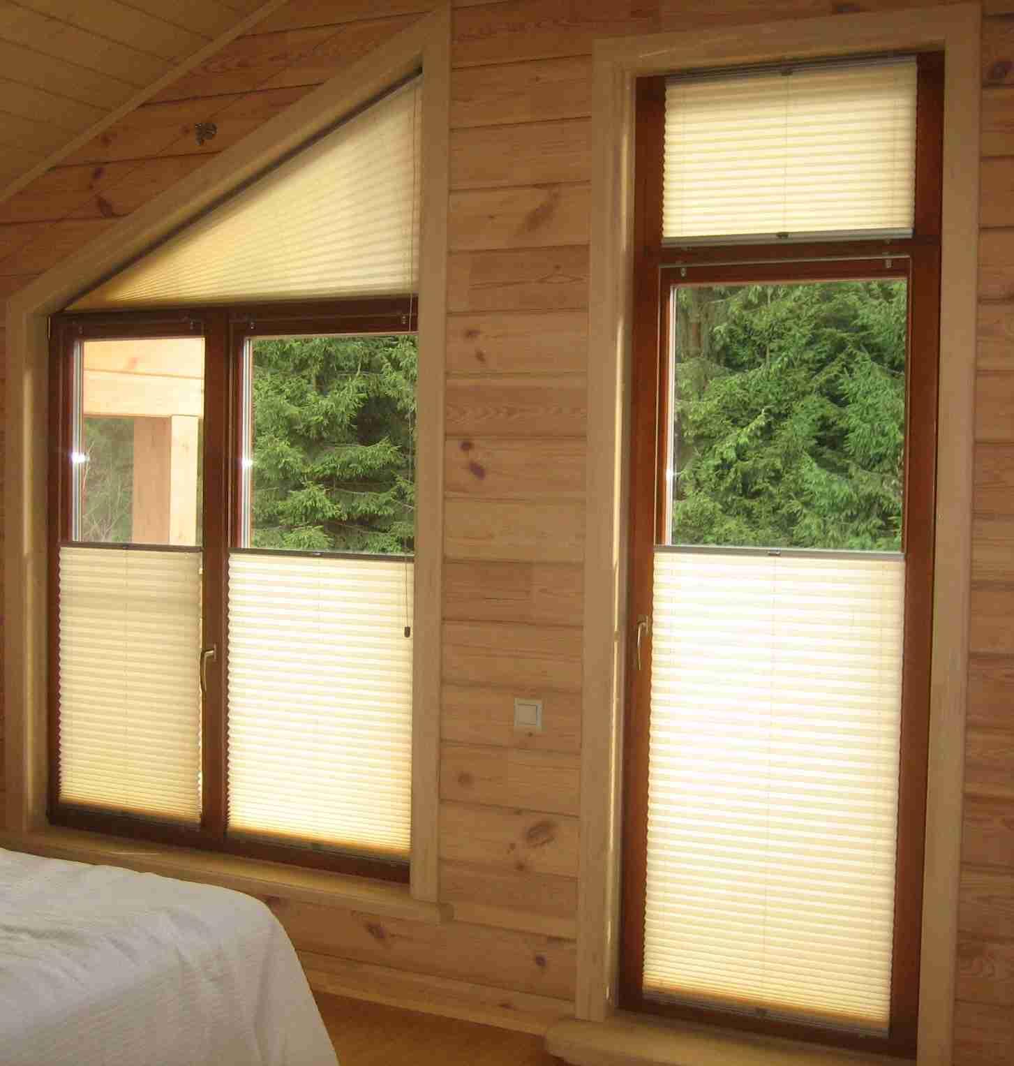 Как правило, шторы-плиссе работают автоматически: есть даже системы, которые сами могут отслеживать уровень освещения в комнате