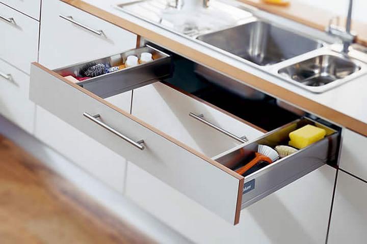 Невзирая на небольшие размеры, наличие верхнего ящика в шкафу под мойкой предпочтительно: все необходимое для мытья посуды будет всегда под рукой