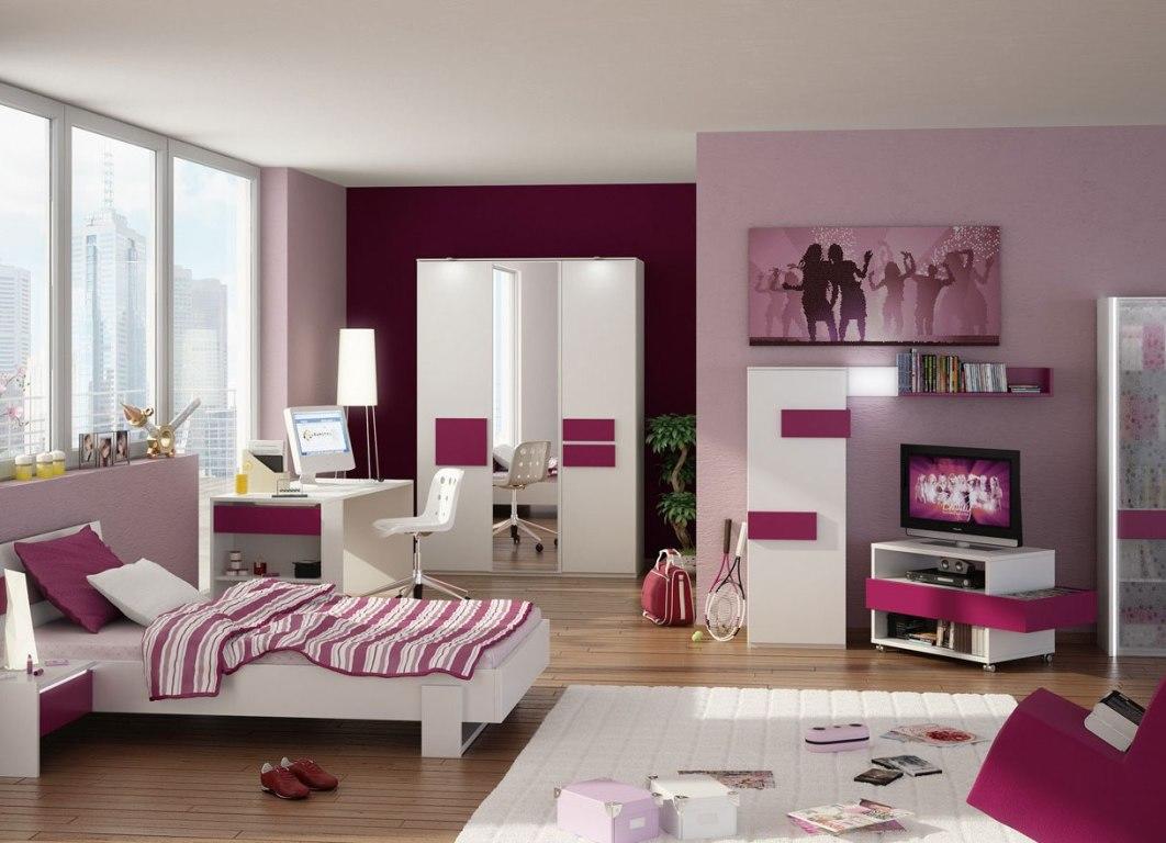 Спальню для девушки можно оформить в романтическом стиле, украсив ее различными элементами декора