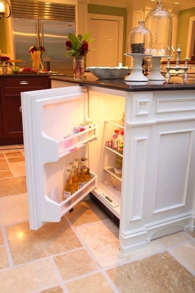 Кухонный остров с холодильником