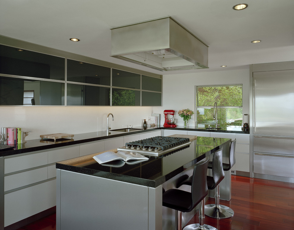 Оригинальный дизайн кухонных шкафов с прозрачным фасадом от Garret Cord Werner Architects & Interior Designers 