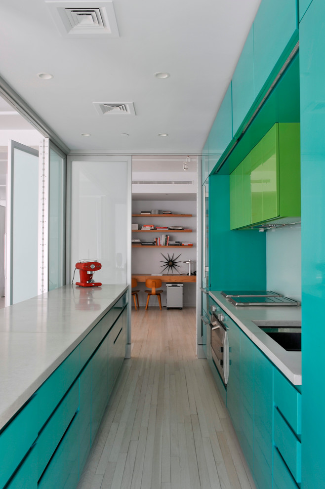 Дизайн интерьера кухни бирюзовых тонов с вытяжкой цвета зелёного лайма
