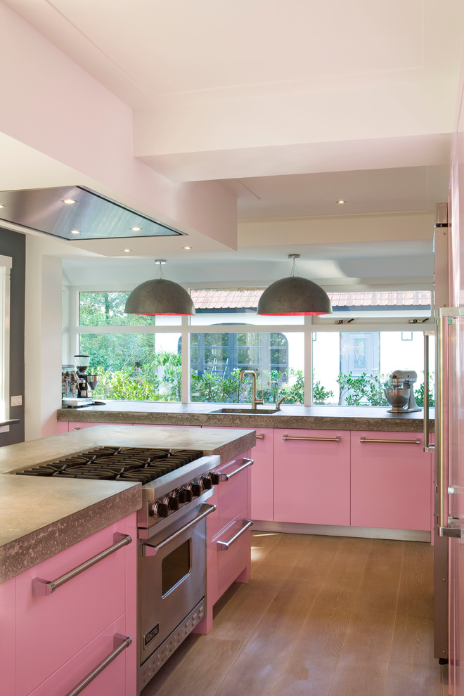 Дизайн интерьера кухни в нежно-розовой гамме